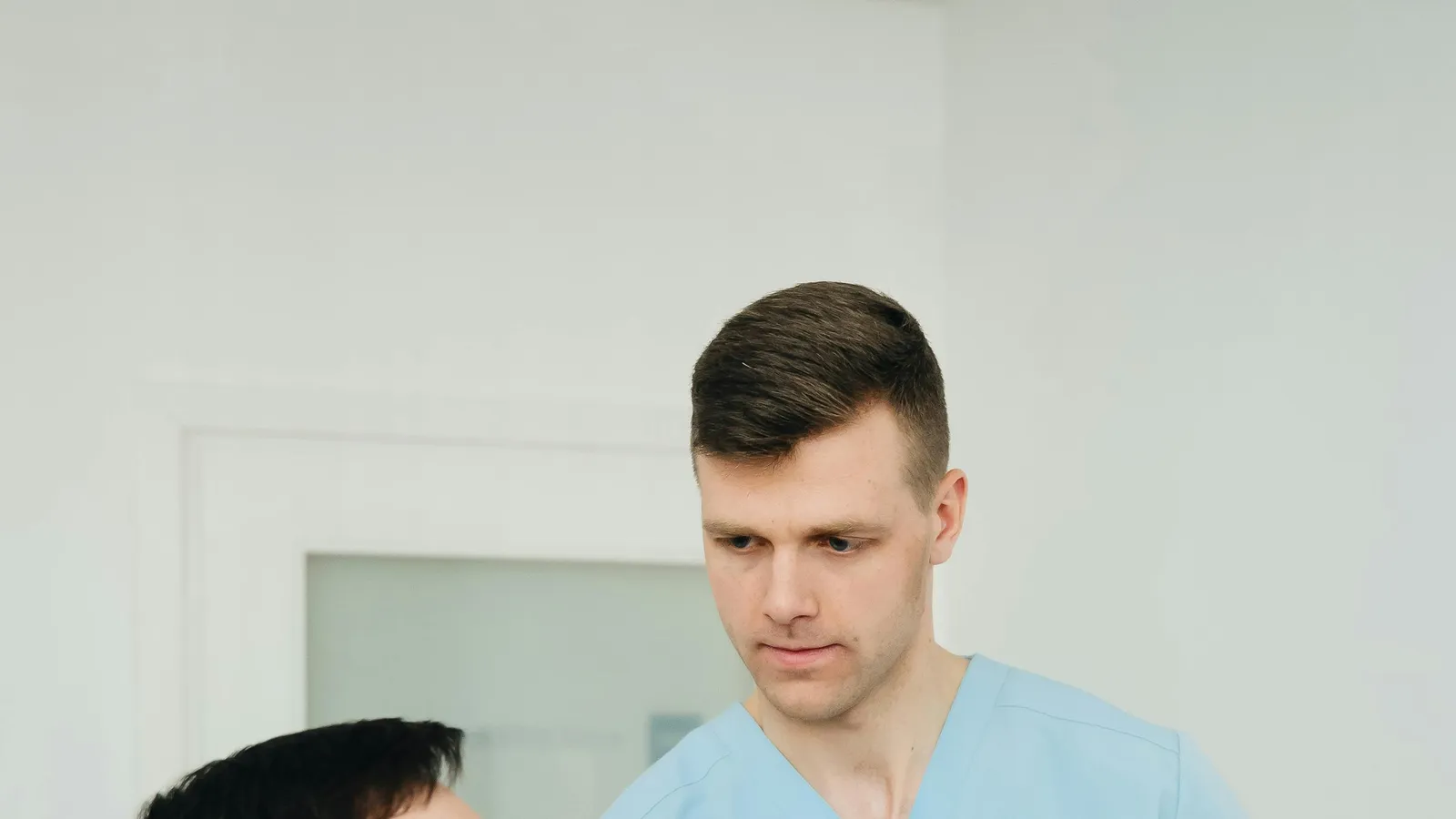 Treating Back Pain: Chiropractic vs. Physical Therapy